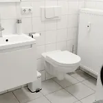 Prima Fuer Bis Zu 7 Gaeste- Stilvolles Im Zentrum Nahe Rathaus - Hochwertige Betten Und Bettwaesche - Voll Ausgestattete Kueche - 4k Smart Tv - Aufzug - Kostenlose Nacht Tiefgarage 20-30 Bis 9-30 Uhr Mit 28 Stellplaetzen Je Nach Apartment Augsburg