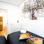 Prima Fuer Bis Zu 7 Gaeste- Stilvolles Im Zentrum Nahe Rathaus - Hochwertige Betten Und Bettwaesche - Voll Ausgestattete Kueche - 4k Smart Tv - Aufzug - Kostenlose Nacht Tiefgarage 20-30 Bis 9-30 Uhr Mit 28 Stellplaetzen Je Nach Apartment