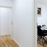 Prima Fuer Bis Zu 7 Gaeste- Stilvolles Im Zentrum Nahe Rathaus - Hochwertige Betten Und Bettwaesche - Voll Ausgestattete Kueche - 4k Smart Tv - Aufzug - Kostenlose Nacht Tiefgarage 20-30 Bis 9-30 Uhr Mit 28 Stellplaetzen Je Nach *