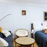 Prima Fuer Bis Zu 7 Gaeste- Stilvolles Im Zentrum Nahe Rathaus - Hochwertige Betten Und Bettwaesche - Voll Ausgestattete Kueche - 4k Smart Tv - Aufzug - Kostenlose Nacht Tiefgarage 20-30 Bis 9-30 Uhr Mit 28 Stellplaetzen Je Nach Apartment