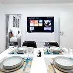 Prima Fuer Bis Zu 7 Gaeste- Stilvolles Im Zentrum Nahe Rathaus - Hochwertige Betten Und Bettwaesche - Voll Ausgestattete Kueche - 4k Smart Tv - Aufzug - Kostenlose Nacht Tiefgarage 20-30 Bis 9-30 Uhr Mit 28 Stellplaetzen Je Nach Augsburg