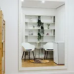 Prima Fuer Bis Zu 7 Gaeste- Stilvolles Im Zentrum Nahe Rathaus - Hochwertige Betten Und Bettwaesche - Voll Ausgestattete Kueche - 4k Smart Tv - Aufzug - Kostenlose Nacht Tiefgarage 20-30 Bis 9-30 Uhr Mit 28 Stellplaetzen Je Nach Apartment *