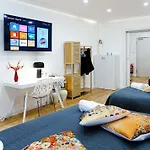 Prima Fuer Bis Zu 7 Gaeste- Stilvolles Im Zentrum Nahe Rathaus - Hochwertige Betten Und Bettwaesche - Voll Ausgestattete Kueche - 4k Smart Tv - Aufzug - Kostenlose Nacht Tiefgarage 20-30 Bis 9-30 Uhr Mit 28 Stellplaetzen Je Nach Apartment