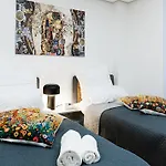 Prima Fuer Bis Zu 7 Gaeste- Stilvolles Im Zentrum Nahe Rathaus - Hochwertige Betten Und Bettwaesche - Voll Ausgestattete Kueche - 4k Smart Tv - Aufzug - Kostenlose Nacht Tiefgarage 20-30 Bis 9-30 Uhr Mit 28 Stellplaetzen Je Nach