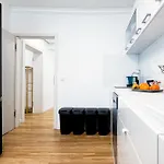 Prima Fuer Bis Zu 7 Gaeste- Stilvolles Im Zentrum Nahe Rathaus - Hochwertige Betten Und Bettwaesche - Voll Ausgestattete Kueche - 4k Smart Tv - Aufzug - Kostenlose Nacht Tiefgarage 20-30 Bis 9-30 Uhr Mit 28 Stellplaetzen Je Nach * Augsburg