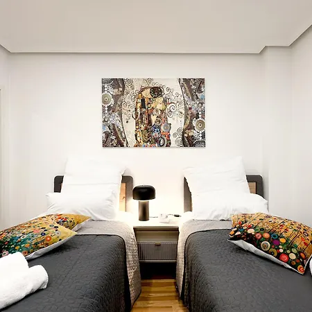 아파트 Augusta Prima Fuer Bis Zu 7 Gaeste- Stilvolles Apartment Im Zentrum Nahe Rathaus - Hochwertige Betten Und Bettwaesche - Voll Ausgestattete Kueche - 4K Smart Tv - Aufzug - Kostenlose Nacht Tiefgarage 20-30 Bis 9-30 Uhr Mit 28 Stellplaetzen Je Nach Ver 아우크스부르크