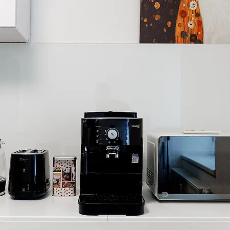 Augusta Prima Fuer Bis Zu 7 Gaeste- Stilvolles Apartment Im Zentrum Nahe Rathaus - Hochwertige Betten Und Bettwaesche - Voll Ausgestattete Kueche - 4K Smart Tv - Aufzug - Kostenlose Nacht Tiefgarage 20-30 Bis 9-30 Uhr Mit 28 Stellplaetzen Je Nach Ver 아파트 아우크스부르크