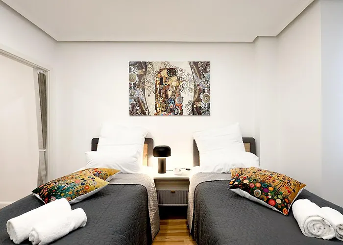 아파트 Augusta Prima Fuer Bis Zu 7 Gaeste- Stilvolles Apartment Im Zentrum Nahe Rathaus - Hochwertige Betten Und Bettwaesche - Voll Ausgestattete Kueche - 4K Smart Tv - Aufzug - Kostenlose Nacht Tiefgarage 20-30 Bis 9-30 Uhr Mit 28 Stellplaetzen Je Nach Ver 아우크스부르크