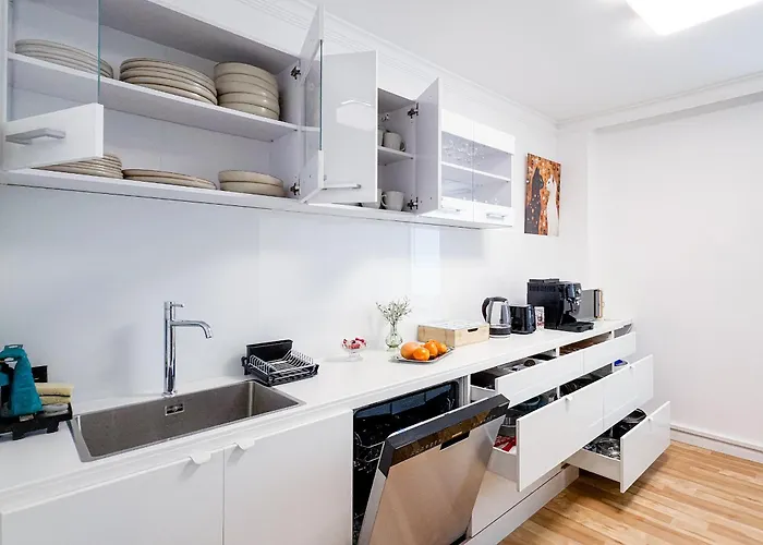 Augusta Prima Fuer Bis Zu 7 Gaeste- Stilvolles Apartment Im Zentrum Nahe Rathaus - Hochwertige Betten Und Bettwaesche - Voll Ausgestattete Kueche - 4K Smart Tv - Aufzug - Kostenlose Nacht Tiefgarage 20-30 Bis 9-30 Uhr Mit 28 Stellplaetzen Je Nach Ver * 아우크스부르크