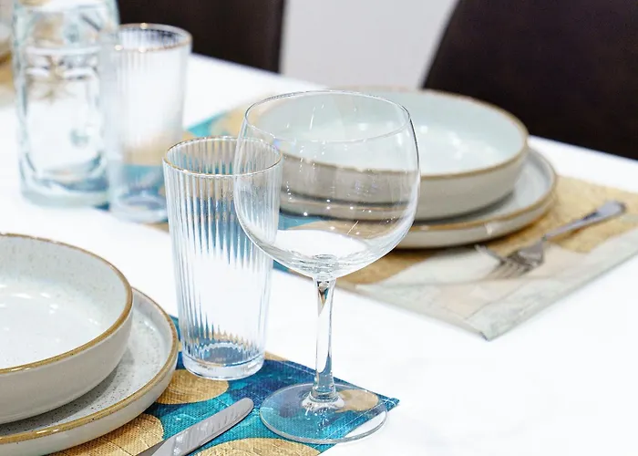 아파트 Augusta Prima Fuer Bis Zu 7 Gaeste- Stilvolles Apartment Im Zentrum Nahe Rathaus - Hochwertige Betten Und Bettwaesche - Voll Ausgestattete Kueche - 4K Smart Tv - Aufzug - Kostenlose Nacht Tiefgarage 20-30 Bis 9-30 Uhr Mit 28 Stellplaetzen Je Nach Ver *