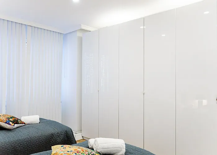 Augusta Prima Fuer Bis Zu 7 Gaeste- Stilvolles Apartment Im Zentrum Nahe Rathaus - Hochwertige Betten Und Bettwaesche - Voll Ausgestattete Kueche - 4K Smart Tv - Aufzug - Kostenlose Nacht Tiefgarage 20-30 Bis 9-30 Uhr Mit 28 Stellplaetzen Je Nach Ver *