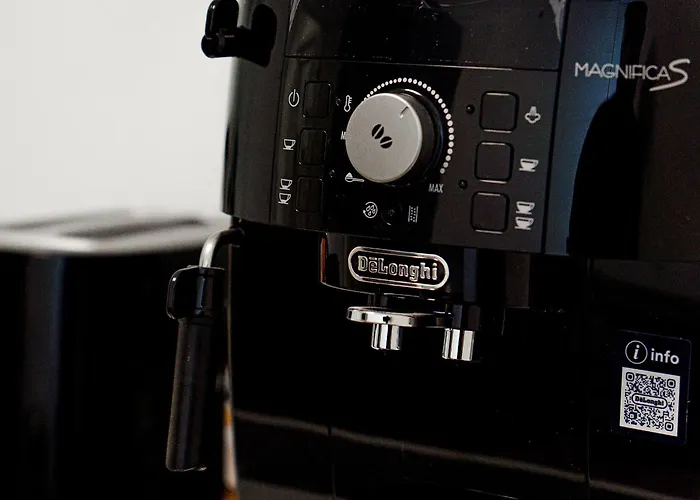 Augusta Prima Fuer Bis Zu 7 Gaeste- Stilvolles Apartment Im Zentrum Nahe Rathaus - Hochwertige Betten Und Bettwaesche - Voll Ausgestattete Kueche - 4K Smart Tv - Aufzug - Kostenlose Nacht Tiefgarage 20-30 Bis 9-30 Uhr Mit 28 Stellplaetzen Je Nach Ver