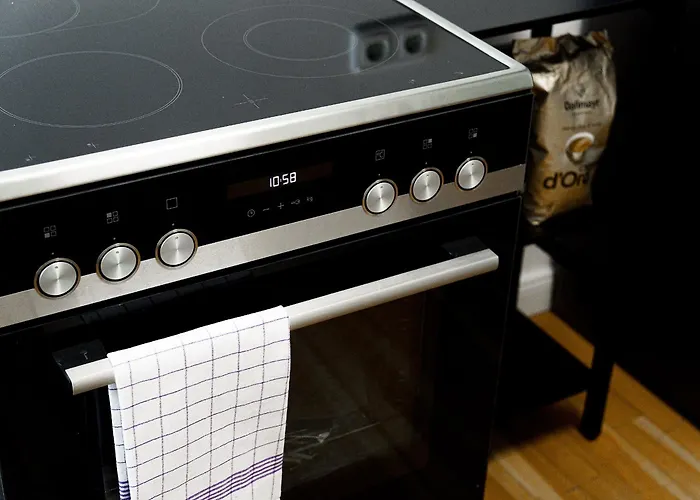 아파트 Augusta Prima Fuer Bis Zu 7 Gaeste- Stilvolles Apartment Im Zentrum Nahe Rathaus - Hochwertige Betten Und Bettwaesche - Voll Ausgestattete Kueche - 4K Smart Tv - Aufzug - Kostenlose Nacht Tiefgarage 20-30 Bis 9-30 Uhr Mit 28 Stellplaetzen Je Nach Ver *