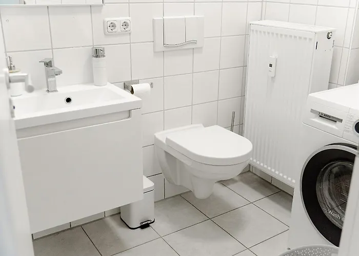 Augusta Prima Fuer Bis Zu 7 Gaeste- Stilvolles Apartment Im Zentrum Nahe Rathaus - Hochwertige Betten Und Bettwaesche - Voll Ausgestattete Kueche - 4K Smart Tv - Aufzug - Kostenlose Nacht Tiefgarage 20-30 Bis 9-30 Uhr Mit 28 Stellplaetzen Je Nach Ver 아파트 아우크스부르크