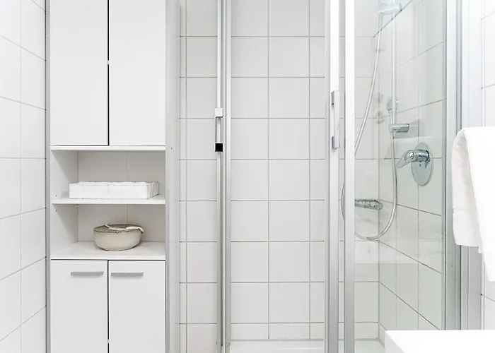 Augusta Prima Fuer Bis Zu 7 Gaeste- Stilvolles Apartment Im Zentrum Nahe Rathaus - Hochwertige Betten Und Bettwaesche - Voll Ausgestattete Kueche - 4K Smart Tv - Aufzug - Kostenlose Nacht Tiefgarage 20-30 Bis 9-30 Uhr Mit 28 Stellplaetzen Je Nach Ver *