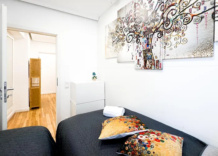 Augusta Prima Fuer Bis Zu 7 Gaeste- Stilvolles Apartment Im Zentrum Nahe Rathaus - Hochwertige Betten Und Bettwaesche - Voll Ausgestattete Kueche - 4K Smart Tv - Aufzug - Kostenlose Nacht Tiefgarage 20-30 Bis 9-30 Uhr Mit 28 Stellplaetzen Je Nach Ver 아파트