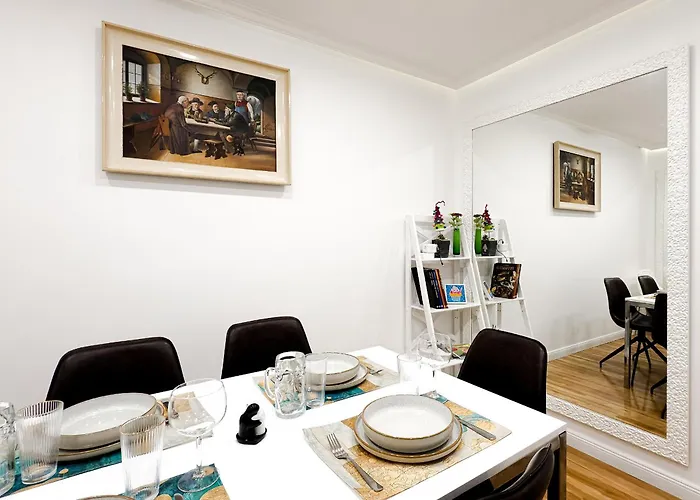 아파트 Augusta Prima Fuer Bis Zu 7 Gaeste- Stilvolles Apartment Im Zentrum Nahe Rathaus - Hochwertige Betten Und Bettwaesche - Voll Ausgestattete Kueche - 4K Smart Tv - Aufzug - Kostenlose Nacht Tiefgarage 20-30 Bis 9-30 Uhr Mit 28 Stellplaetzen Je Nach Ver 아우크스부르크