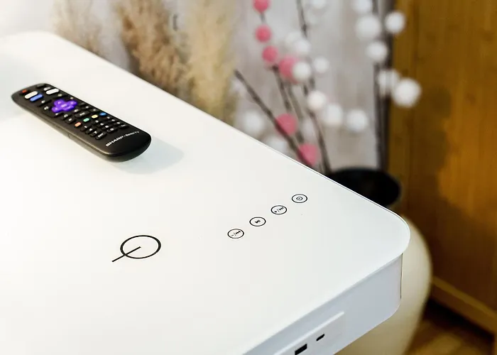 Augusta Prima Fuer Bis Zu 7 Gaeste- Stilvolles Apartment Im Zentrum Nahe Rathaus - Hochwertige Betten Und Bettwaesche - Voll Ausgestattete Kueche - 4K Smart Tv - Aufzug - Kostenlose Nacht Tiefgarage 20-30 Bis 9-30 Uhr Mit 28 Stellplaetzen Je Nach Ver 아파트