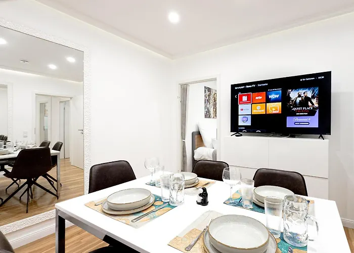 아파트 Augusta Prima Fuer Bis Zu 7 Gaeste- Stilvolles Apartment Im Zentrum Nahe Rathaus - Hochwertige Betten Und Bettwaesche - Voll Ausgestattete Kueche - 4K Smart Tv - Aufzug - Kostenlose Nacht Tiefgarage 20-30 Bis 9-30 Uhr Mit 28 Stellplaetzen Je Nach Ver 아우크스부르크