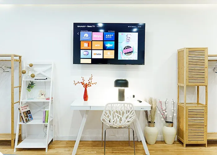 아파트 Augusta Prima Fuer Bis Zu 7 Gaeste- Stilvolles Apartment Im Zentrum Nahe Rathaus - Hochwertige Betten Und Bettwaesche - Voll Ausgestattete Kueche - 4K Smart Tv - Aufzug - Kostenlose Nacht Tiefgarage 20-30 Bis 9-30 Uhr Mit 28 Stellplaetzen Je Nach Ver *