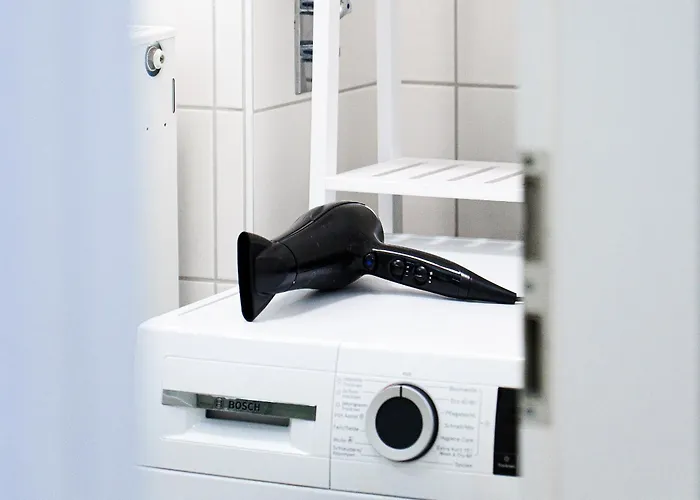 Augusta Prima Fuer Bis Zu 7 Gaeste- Stilvolles Apartment Im Zentrum Nahe Rathaus - Hochwertige Betten Und Bettwaesche - Voll Ausgestattete Kueche - 4K Smart Tv - Aufzug - Kostenlose Nacht Tiefgarage 20-30 Bis 9-30 Uhr Mit 28 Stellplaetzen Je Nach Ver 아파트