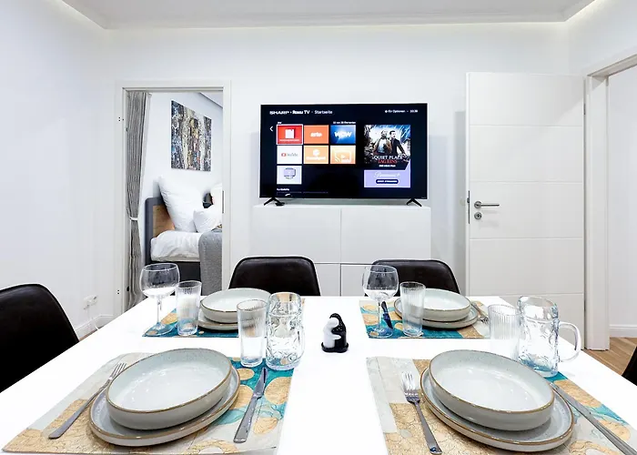 Augusta Prima Fuer Bis Zu 7 Gaeste- Stilvolles Apartment Im Zentrum Nahe Rathaus - Hochwertige Betten Und Bettwaesche - Voll Ausgestattete Kueche - 4K Smart Tv - Aufzug - Kostenlose Nacht Tiefgarage 20-30 Bis 9-30 Uhr Mit 28 Stellplaetzen Je Nach Ver 아우크스부르크