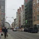 Apartmán Prima Fuer Bis Zu 7 Gaeste- Stilvolles Im Zentrum Nahe Rathaus - Hochwertige Betten Und Bettwaesche - Voll Ausgestattete Kueche - 4k Smart Tv - Aufzug - Kostenlose Nacht Tiefgarage 20-30 Bis 9-30 Uhr Mit 28 Stellplaetzen Je Nach