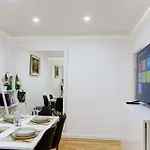 Prima Fuer Bis Zu 7 Gaeste- Stilvolles Im Zentrum Nahe Rathaus - Hochwertige Betten Und Bettwaesche - Voll Ausgestattete Kueche - 4k Smart Tv - Aufzug - Kostenlose Nacht Tiefgarage 20-30 Bis 9-30 Uhr Mit 28 Stellplaetzen Je Nach Apartmán *