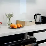 Apartmán Prima Fuer Bis Zu 7 Gaeste- Stilvolles Im Zentrum Nahe Rathaus - Hochwertige Betten Und Bettwaesche - Voll Ausgestattete Kueche - 4k Smart Tv - Aufzug - Kostenlose Nacht Tiefgarage 20-30 Bis 9-30 Uhr Mit 28 Stellplaetzen Je Nach Augsburg