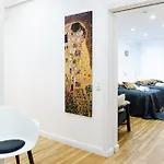 Apartmán Prima Fuer Bis Zu 7 Gaeste- Stilvolles Im Zentrum Nahe Rathaus - Hochwertige Betten Und Bettwaesche - Voll Ausgestattete Kueche - 4k Smart Tv - Aufzug - Kostenlose Nacht Tiefgarage 20-30 Bis 9-30 Uhr Mit 28 Stellplaetzen Je Nach Augsburg