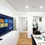 Apartmán Prima Fuer Bis Zu 7 Gaeste- Stilvolles Im Zentrum Nahe Rathaus - Hochwertige Betten Und Bettwaesche - Voll Ausgestattete Kueche - 4k Smart Tv - Aufzug - Kostenlose Nacht Tiefgarage 20-30 Bis 9-30 Uhr Mit 28 Stellplaetzen Je Nach Augsburg