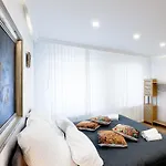 Apartmán Prima Fuer Bis Zu 7 Gaeste- Stilvolles Im Zentrum Nahe Rathaus - Hochwertige Betten Und Bettwaesche - Voll Ausgestattete Kueche - 4k Smart Tv - Aufzug - Kostenlose Nacht Tiefgarage 20-30 Bis 9-30 Uhr Mit 28 Stellplaetzen Je Nach