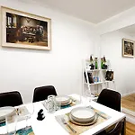 Apartmán Prima Fuer Bis Zu 7 Gaeste- Stilvolles Im Zentrum Nahe Rathaus - Hochwertige Betten Und Bettwaesche - Voll Ausgestattete Kueche - 4k Smart Tv - Aufzug - Kostenlose Nacht Tiefgarage 20-30 Bis 9-30 Uhr Mit 28 Stellplaetzen Je Nach Augsburg