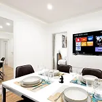 Apartmán Prima Fuer Bis Zu 7 Gaeste- Stilvolles Im Zentrum Nahe Rathaus - Hochwertige Betten Und Bettwaesche - Voll Ausgestattete Kueche - 4k Smart Tv - Aufzug - Kostenlose Nacht Tiefgarage 20-30 Bis 9-30 Uhr Mit 28 Stellplaetzen Je Nach Augsburg