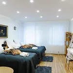 Apartmán Prima Fuer Bis Zu 7 Gaeste- Stilvolles Im Zentrum Nahe Rathaus - Hochwertige Betten Und Bettwaesche - Voll Ausgestattete Kueche - 4k Smart Tv - Aufzug - Kostenlose Nacht Tiefgarage 20-30 Bis 9-30 Uhr Mit 28 Stellplaetzen Je Nach Augsburg