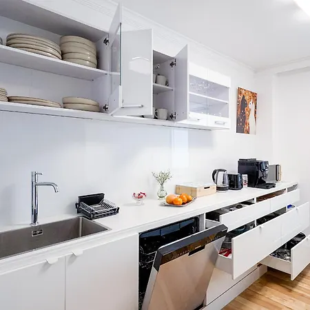 Augusta Prima für bis zu 7 Gäste- Stilvolles Apartment im Zentrum nahe Rathaus - Hochwertige Betten und Bettwäsche - Voll ausgestattete Küche - 4K Smart TV - Aufzug - Kostenlose Nacht Tiefgarage 20-30 bis 9-30 Uhr mit 28 Stellplätzen je nach Verfügba * Augsburgo