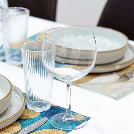 Apartment Prima New - Stylish - Town Hall Near - High-quality Beds & Linen - Full Kitchen - 4k Smart Tv - Elevator - For Up To 7 Guests - Free Overnight Ug Parking 20-30- 9-30 Oclock Near 28 Parking Spaces If Available *