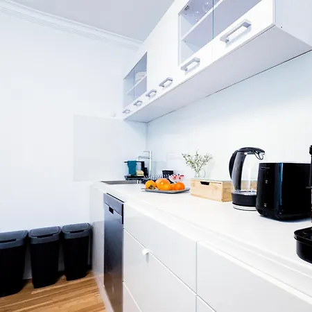 Augusta Prima für bis zu 7 Gäste- Stilvolles Apartment im Zentrum nahe Rathaus - Hochwertige Betten und Bettwäsche - Voll ausgestattete Küche - 4K Smart TV - Aufzug - Kostenlose Nacht Tiefgarage 20-30 bis 9-30 Uhr mit 28 Stellplätzen je nach Verfügba Augsburgo