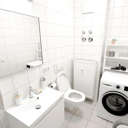 Prima New - Stylish - Town Hall Near - High-quality Beds & Linen - Full Kitchen - 4k Smart Tv - Elevator - For Up To 7 Guests - Free Overnight Ug Parking 20-30- 9-30 Oclock Near 28 Parking Spaces If Available Apartment *