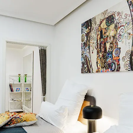 Apartment Prima New - Stylish - Town Hall Near - High-quality Beds & Linen - Full Kitchen - 4k Smart Tv - Elevator - For Up To 7 Guests - Free Overnight Ug Parking 20-30- 9-30 Oclock Near 28 Parking Spaces If Available Augsburg