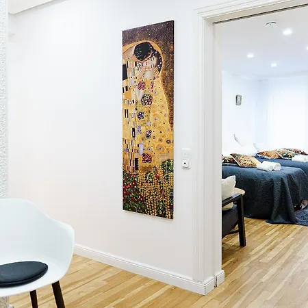 Apartment Prima Fuer Bis Zu 7 Gaeste- Stilvolles Im Zentrum Nahe Rathaus - Hochwertige Betten Und Bettwaesche - Voll Ausgestattete Kueche - 4k Smart Tv - Aufzug - Kostenlose Nacht Tiefgarage 20-30 Bis 9-30 Uhr Mit 28 Stellplaetzen Je Nach Augsburg
