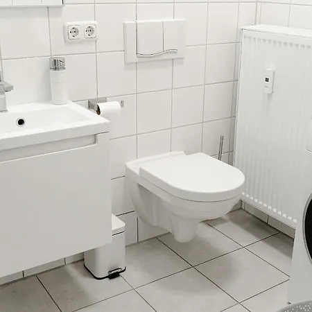 Prima Fuer Bis Zu 7 Gaeste- Stilvolles Im Zentrum Nahe Rathaus - Hochwertige Betten Und Bettwaesche - Voll Ausgestattete Kueche - 4k Smart Tv - Aufzug - Kostenlose Nacht Tiefgarage 20-30 Bis 9-30 Uhr Mit 28 Stellplaetzen Je Nach Apartment Augsburg