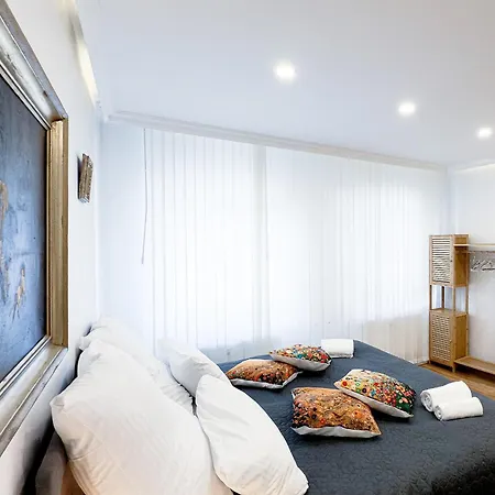 Apartment Prima Fuer Bis Zu 7 Gaeste- Stilvolles Im Zentrum Nahe Rathaus - Hochwertige Betten Und Bettwaesche - Voll Ausgestattete Kueche - 4k Smart Tv - Aufzug - Kostenlose Nacht Tiefgarage 20-30 Bis 9-30 Uhr Mit 28 Stellplaetzen Je Nach