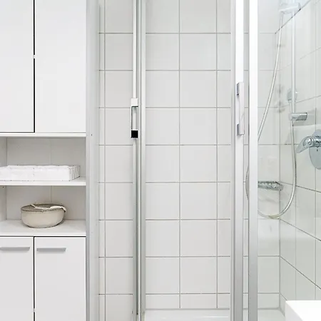 Prima Für Bis Zu 7 Gäste- Stilvolles Im Zentrum Nahe Rathaus - Hochwertige Betten Und Bettwäsche - Voll Ausgestattete Küche - 4k Smart Tv - Aufzug - Kostenlose Nacht Tiefgarage 20-30 Bis 9-30 Uhr Mit 28 Stellplätzen Je Nach Verfügba *