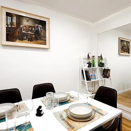 Apartment Prima Fuer Bis Zu 7 Gaeste- Stilvolles Im Zentrum Nahe Rathaus - Hochwertige Betten Und Bettwaesche - Voll Ausgestattete Kueche - 4k Smart Tv - Aufzug - Kostenlose Nacht Tiefgarage 20-30 Bis 9-30 Uhr Mit 28 Stellplaetzen Je Nach Augsburg
