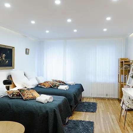 Apartment Prima Fuer Bis Zu 7 Gaeste- Stilvolles Im Zentrum Nahe Rathaus - Hochwertige Betten Und Bettwaesche - Voll Ausgestattete Kueche - 4k Smart Tv - Aufzug - Kostenlose Nacht Tiefgarage 20-30 Bis 9-30 Uhr Mit 28 Stellplaetzen Je Nach Augsburg