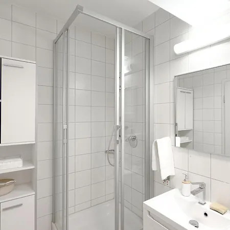 Appartamento Prima Fuer Bis Zu 7 Gaeste- Stilvolles Im Zentrum Nahe Rathaus - Hochwertige Betten Und Bettwaesche - Voll Ausgestattete Kueche - 4k Smart Tv - Aufzug - Kostenlose Nacht Tiefgarage 20-30 Bis 9-30 Uhr Mit 28 Stellplaetzen Je Nach Augusta