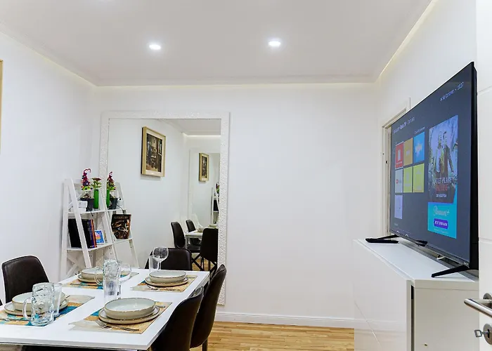 Prima New - Stylish - Town Hall Near - High-quality Beds & Linen - Full Kitchen - 4k Smart Tv - Elevator - For Up To 7 Guests - Free Overnight Ug Parking 20-30- 9-30 Oclock Near 28 Parking Spaces If Available Apartment *