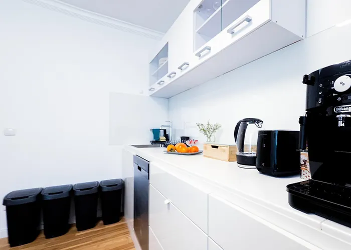 Augusta Prima für bis zu 7 Gäste- Stilvolles Apartment im Zentrum nahe Rathaus - Hochwertige Betten und Bettwäsche - Voll ausgestattete Küche - 4K Smart TV - Aufzug - Kostenlose Nacht Tiefgarage 20-30 bis 9-30 Uhr mit 28 Stellplätzen je nach Verfügba Augsburgo