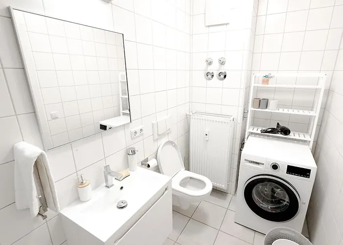 Augusta Prima für bis zu 7 Gäste- Stilvolles Apartment im Zentrum nahe Rathaus - Hochwertige Betten und Bettwäsche - Voll ausgestattete Küche - 4K Smart TV - Aufzug - Kostenlose Nacht Tiefgarage 20-30 bis 9-30 Uhr mit 28 Stellplätzen je nach Verfügba Apartamento *